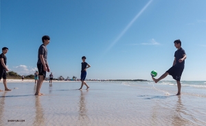 Le groupe trouve le temps de profiter à nouveau de la plage et le soleil est au rendez-vous. Saint-Pétersbourg détient le titre de record du monde Guinness du plus grand nombre de jours consécutifs d’ensoleillement avec 768 jours ! En moyenne, cette plage connaît 361 jours de soleil par an. (Photo de Monty Mou)