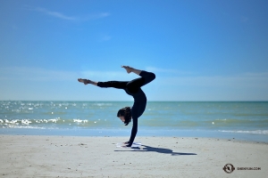 Penari Madeline Lobjois berpose di pasir putih yang murni. Pasir putih ini kebanyakan adalah kristal kuarsa yang telah tersapu dari tempat-tempat seperti pegunungan Appalachian menuju ke Teluk Meksiko. (Foto oleh Annie Li)