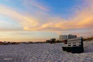 Tepat sekali, pantai. Para seniman menemukan sebuah tempat kosong di antara tempat duduk untuk menikmati matahari di St. Petersburg, Florida. (Foto oleh Jeff Chuang)