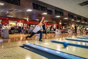 Para seniman bermain bowling untuk sebuah kompetisi yang bersahabat. (Foto oleh Tony Xue)
