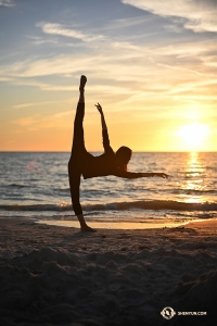 This dance pose, the tàn hǎi (探海), is perfect for the beach since it is supposed to closely resemble overlooking the sea.