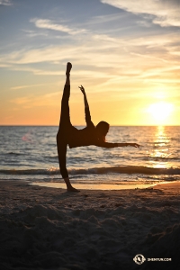 Cette pose de danse, le tàn hǎi (探海), est parfaite pour la plage puisqu'elle est censée ressembler à une vue sur la mer.