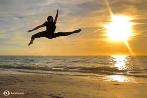 Monty Mou terbang di antara lautan pasir dengan Teluk Meksiko di belakang. (Foto oleh Alvin Song)