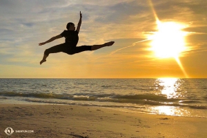 Monty Mou flies across the sand with the Gulf of Mexico in the background. (Photo by Alvin Song)