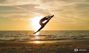 Pierwsza tancerka Xiaohung Lin skacze wzdłuż plaży. (Annie Li)
