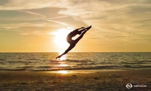 La danseuse principale Xiaohung Lin bondit sur le sable. (Photo de Kexin Li)