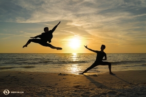 Sebuah foto menakjubkan lain dari para penari di pantai, di St. Petersburg. (Foto oleh Jeff Chuang)