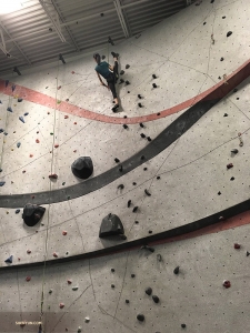 Certains danseurs s'essayent à l'escalade avec beaucoup de succès. Il s'avère que leur habilité à faire de grands écarts dans toutes les directions les aide à rester près du mur et à atteindre des prises éloignées avec leurs pieds.