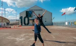 Les danseurs sont ravis du soleil néo-zélandais. (Photo de Monty Mou)