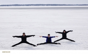 Gli artisti verificano quanto sia congelato il Clear Lake durante una pausa pranzo nel viaggio tra il Minnesota e il Nebraska. (Foto del ballerino Jack Han)