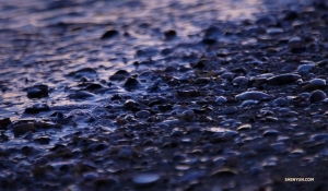 La sabbia nera della spiaggia è la prova delle eruzioni vulcaniche passate. (Foto di Annie Li)