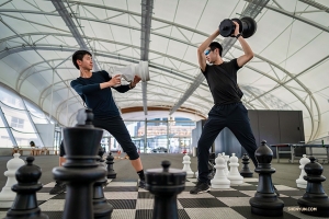 Les échecs grandeur nature peuvent être parfois un peu dangereux. (Photo de Tony Xue)