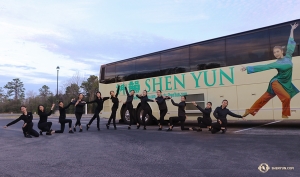 Les artistes de Shen Yun arrivent à Jacksonville en Floride, et se rassemblent rapidement dans une pose de bienvenue devant leur autobus de tournée. (Photo de la première danseuse Kaidi Wu)