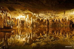 Ils découvrent une étendue d'eau cristalline, appelée Dream Lake.