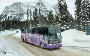 Der leuchtende Shen-Yun-Tourbus verleiht der Umgebung aus weißem Schnee und dunklen Nadelbäumen einen Farbtupfer.