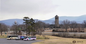 Nel frattempo, negli Stati Uniti in Virginia gli artisti si fermano a esplorare le bellissime caverne di Luray (foto del ballerino Fu Ziyuan).