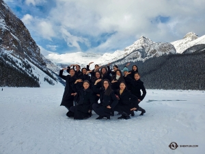 Un gruppo di caldi di spirito si accalcano insieme in una posizione gelida. 