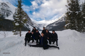 Im Hintergrund sind der Geiger Will Zhou, die Tänzer Suzuki Rui, Teo Yin, Shawn Ren, Antony Kuo, Jun Liang und Jack Han zu sehen, während der Tänzer Rubi Cho einen Spagat beiträgt. (Foto: Ben Chen)