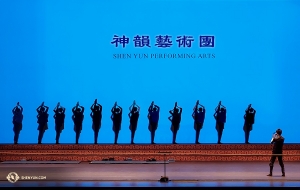 Il est temps de se remettre au travail ! Le danseur Ben Chen immortalise les danseurs jouant avec leurs ombres sur l'écran pour vérifier leur alignement. C'est l'une des dernières représentations de l'année et nous sommes déjà impatients de vous présenter une toute nouvelle production lors de la prochaine tournée. D'ici là, prenez soin de vous. (Photo de Regina Dong)