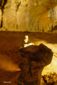 Formationerna som växer från marken kallas specifikt stalagmiter.