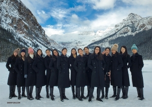 Fünfzehn fröstelnde Tänzerinnen posieren gemeinsam am Lake Louise in Banff, Kanada. (Foto: Regina Dong)