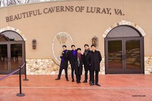 Dançarinos, da esquerda, Kenji Kobayashi, Kelvin Diao, gerente da companhia Tia Zhang, e dançarinos Roy Chen e Edwin Fu na entrada das cavernas. (Foto da dançarina Fu Ziyuan)