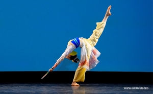Танец «Прибрежная элегантность» исполняет Инмэй Чжэн. (Второй золотой призёр, молодёжная категория, девушки)
