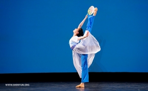 Laura Li dans “Promenade au clair de lune le long de la rivière.” (Médaille d’argent ex aequo catégorie féminine adulte)