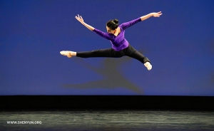 Extended barrel jump by Marilyn Yang. (Adult female gold award co-winner) 