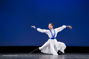 Karina Fu in “The Taoist Demeanor.” ( Gedeelde-winnaar goud, volwassen vrouwen)