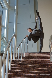 Lange bevor das Publikum eintrifft, trainieren unsere Tänzerinnen und Tänzer gerne in Theaterfoyers – vor allem in hellen und geräumigen wie dem Cobb Energy Performing Arts Centre in Atlanta. 