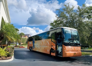 Pendant ce temps, notre bus emmène la troupe de Shen Yun en tournée en Amérique du Nord, de Jacksonville en Floride à sa destination suivante.