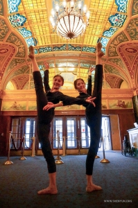 En dat is een afsluiting! Na zes succesvolle voorstellingen in het Detroit Opera House, zijn danseressen Angela Xiao en Jenny Ma klaar om aan de volgende stap van onze tournee te beginnen - Florida!