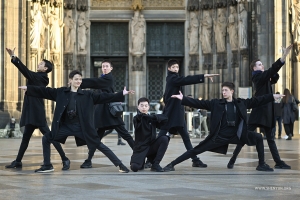 Hur kan ett besök i Köln, Tyskland, vara komplett utan att ta ett gruppfoto framför Kölnerdomen?