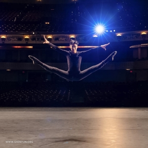 デトロイト・オペラハウスで「双飛燕」のジャンプを披露するダンサー、ライオネル・ワン。
