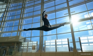 Reiken naar de hemel - binnenshuis - in de verlichte lobby van het Cobb Energy Performing Arts Centre in Atlanta. 