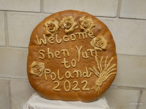 ポーランドの主催者から心のこもった手作りパンで歓迎されて感激！