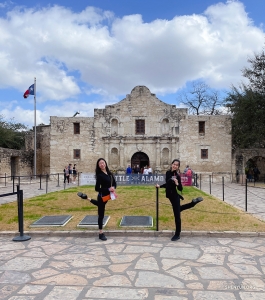 Les premières danseuses Kaidi Wu et Linje Huang posent devant l'Alamo, la forteresse et mission espagnole historique de San Antonio au Texas.