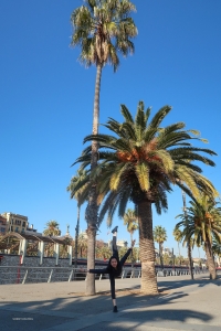 Dansaren Laura Li utför en perfekt pose, ”utsikt över havet”, i Medelhavsstaden Barcelona.