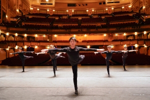 Tijdens de tournee hebben we vaak groepslessen op het podium. Hier werken de mannelijke dansers aan hun balans. 