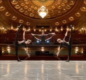 Eine doppelte fliegende Schwalbe, flankiert von zwei himmelhohen Seitenspagats, – ein perfektes Fotomotiv! (Benedum Center for the Performing Arts, Pittsburgh