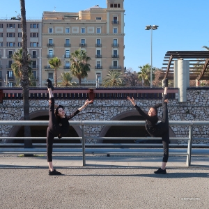 Při prohlídce města se tanečnice rozcvičily, aby zapózovaly na fotografii „Hola z Barcelony“.