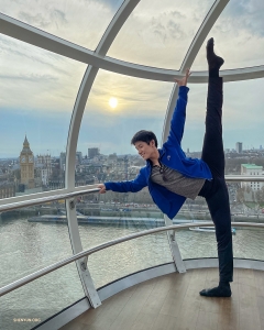 Dowiedzieliśmy się, że każda kapsuła London Eye może pomieścić 25 pasażerów, czyli wystarczająco dużo, abyśmy mogli się trochę porozciągać, podziwiając widoki!