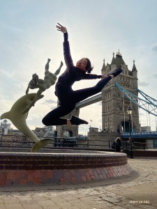 神韻舞蹈演員在倫敦標誌性建築——塔橋前高高飛起。