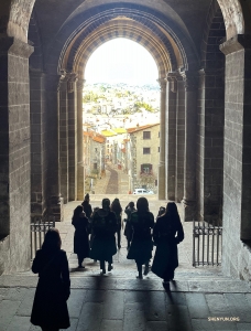 En lat eftermiddag promenerade några av de kvinnliga dansarna genom de romantiska gatorna i Le Puy-en-Velay i södra Frankrike. 