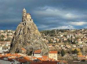 Die Kapelle Saint-Michel d'Aiguilhe, die auf einem vulkanischen Pfropfen steht, ist eine der bemerkenswertesten Sehenswürdigkeiten Frankreichs. 