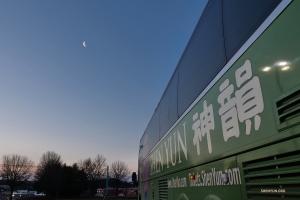 Un croissant de lune plane au-dessus de notre bus à St Louis, USA.