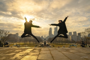 Dansers Will en Sam hebben wat hangtijd op de historische trappen van het Museum of Art in Philadelphia.