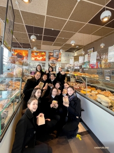 在法國南特的一家麵包店——我們能夠大快朵頤了。 