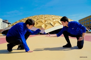 Dansers Louis Liu en Alan Lee spelen met perspectief buiten het Pioneer Center for the Performing Arts in Reno, Nevada. 